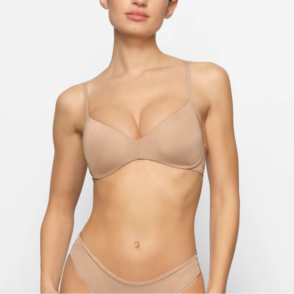 Skims Wireless Form Push-up Plunge Bra in size 32B